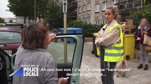 Image Il grille un feu rouge devant la police