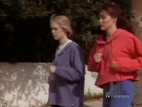 Escena del episodio 23 de la temporada 2 de la serie Beverly Hills, 90210