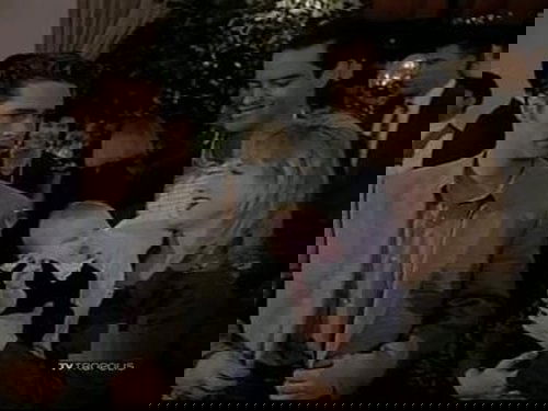 Escena del episodio 14 de la temporada 5 de la serie Beverly Hills, 90210