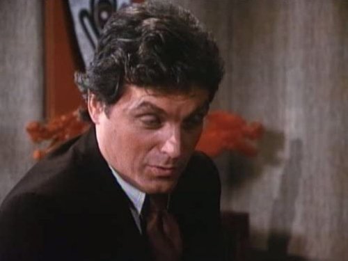 Escena del episodio 13 de la temporada 3 de la serie Falcon Crest