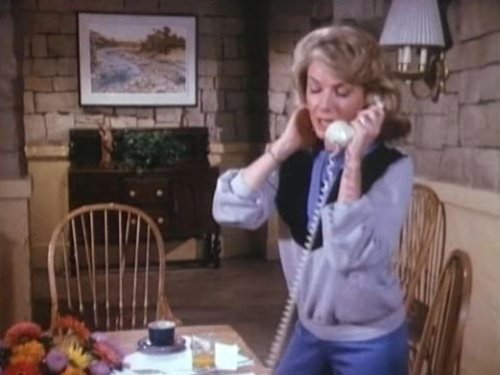 Escena del episodio 17 de la temporada 3 de la serie Falcon Crest