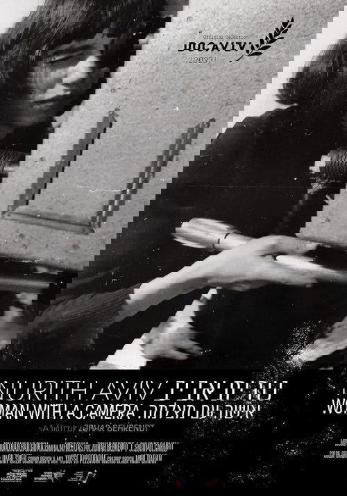 נורית אביב - אישה עם מצלמה