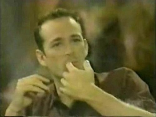 Escena del episodio 9 de la temporada 0 de la serie Beverly Hills, 90210