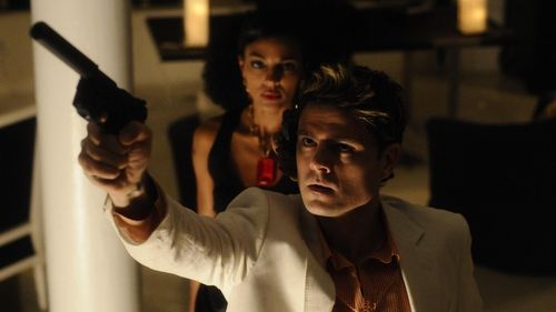 Escena del episodio 12 de la temporada 2 de la serie Ladrón de guante blanco