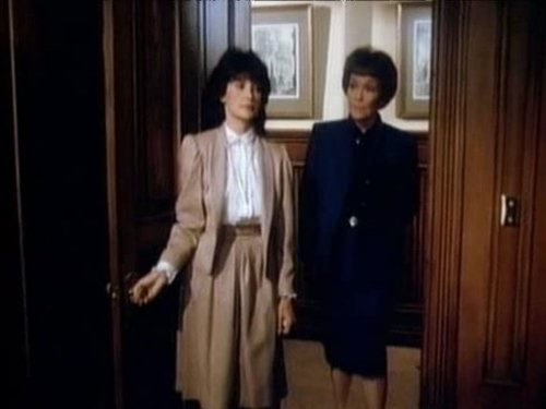 Escena del episodio 7 de la temporada 3 de la serie Falcon Crest