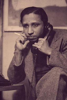 Lester James Peries interpretando a Self