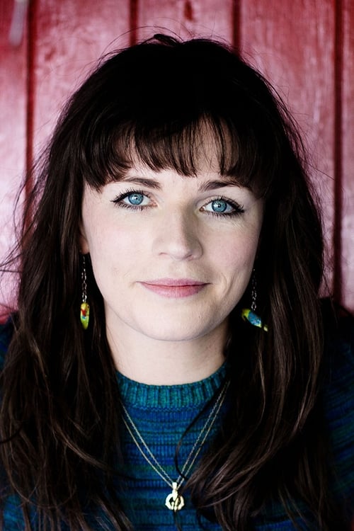 Aisling Bea isCarol Mercer