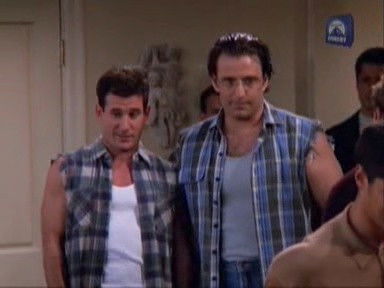 Escena del episodio 20 de la temporada 3 de Caroline in the City