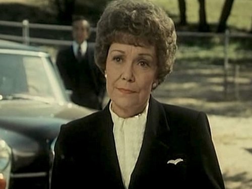 Escena del episodio 2 de la temporada 4 de la serie Falcon Crest