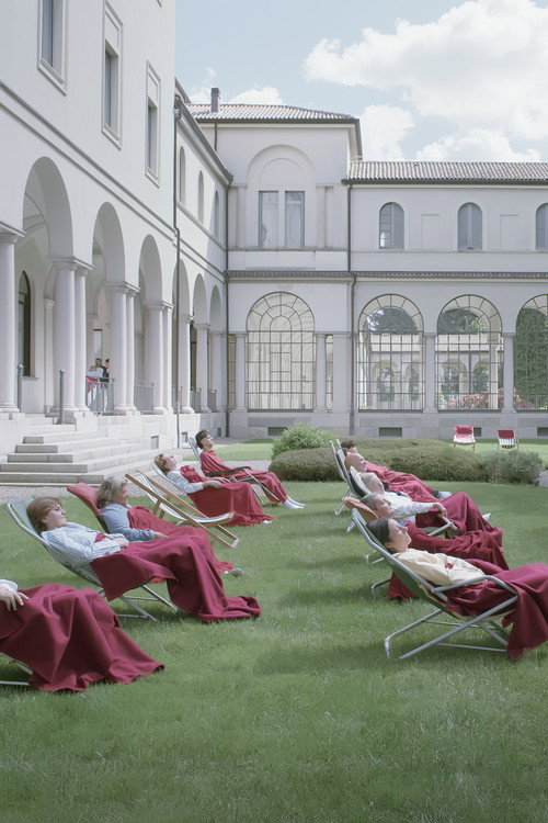 Un uomo si alza dal letto still 2