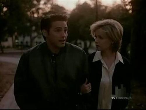 Escena del episodio 22 de la temporada 5 de la serie Beverly Hills, 90210