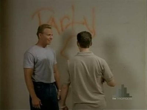 Escena del episodio 1 de la temporada 6 de la serie Beverly Hills, 90210