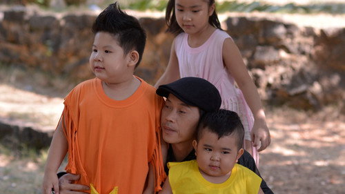Bảo mẫu siêu quậy 2 Backdrop Blur