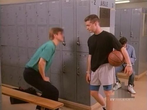 Escena del episodio 26 de la temporada 4 de la serie Beverly Hills, 90210