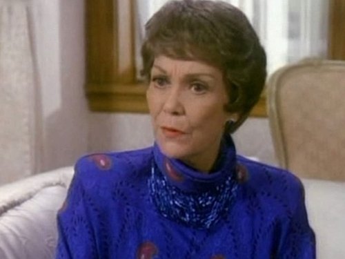 Escena del episodio 13 de la temporada 5 de la serie Falcon Crest