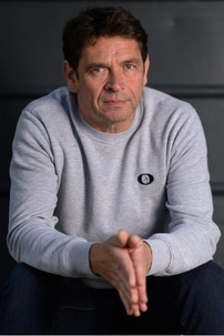 Tom Mikulla interpretando a Raoul Gölsch