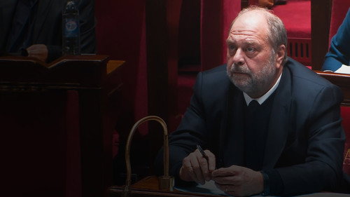 Le Ministre qui ne devait pas l'être Backdrop Blur