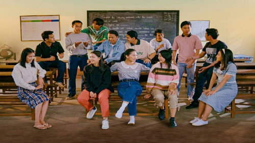 အဖြူရောင်သက္ကရာဇ် - Season 1 Backdrop Blur
