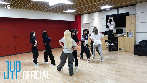 TWICE “SET ME FREE” Dance Practice Behind the Scenes still