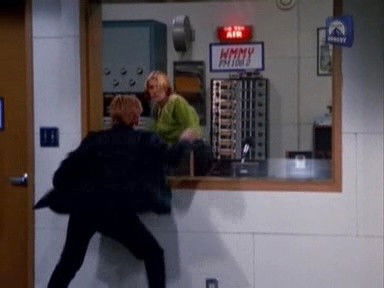 Escena del episodio 14 de la temporada 3 de Caroline in the City