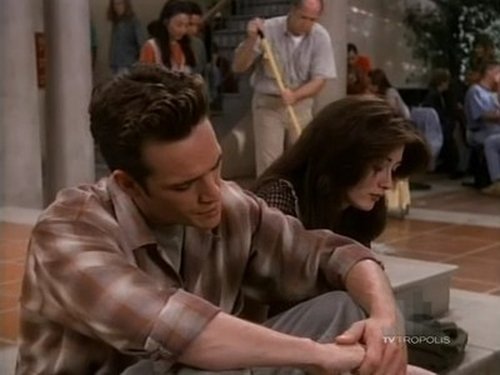 Escena del episodio 29 de la temporada 4 de la serie Beverly Hills, 90210