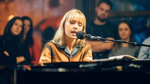 Angèle, seule au piano Angèle, seule au piano