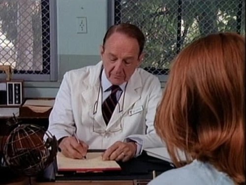 Escena del episodio 3 de la temporada 3 de la serie Melrose Place