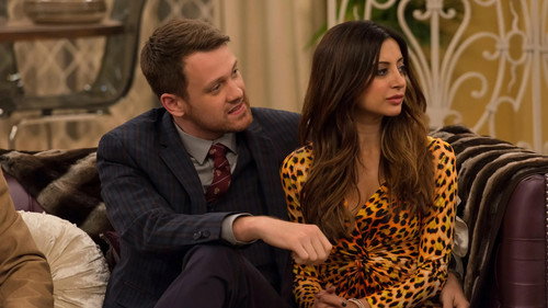 Charlie Ajuda Lacey a Ficar Rica