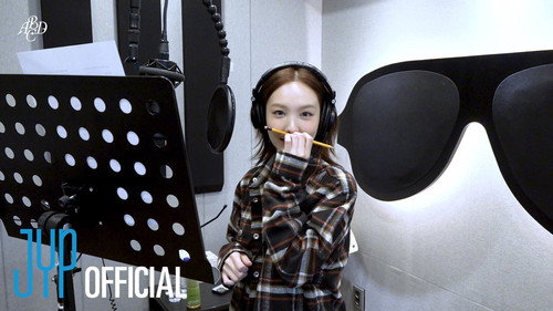 NAYEON “ABCD” Recording Behind still