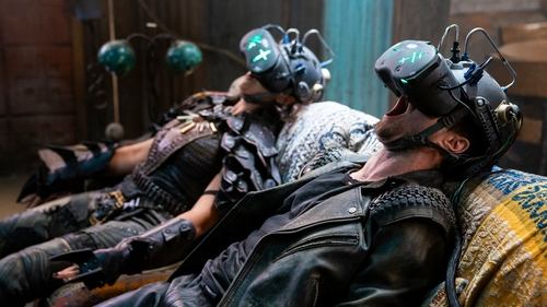 Escena del episodio 3 de la temporada 4 de la serie Miracle Workers