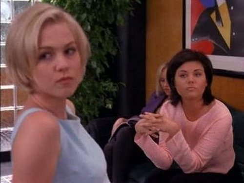 Escena del episodio 1 de la temporada 7 de la serie Beverly Hills, 90210