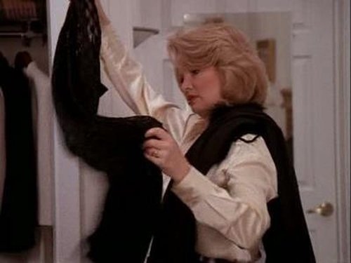 Escena del episodio 18 de la temporada 7 de la serie Beverly Hills, 90210