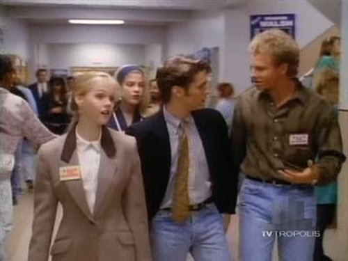 Escena del episodio 17 de la temporada 1 de la serie Beverly Hills, 90210