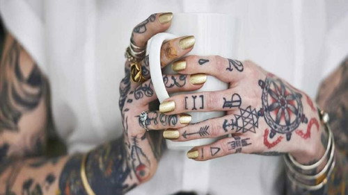 La nouvelle folie des tatouages Backdrop Blur