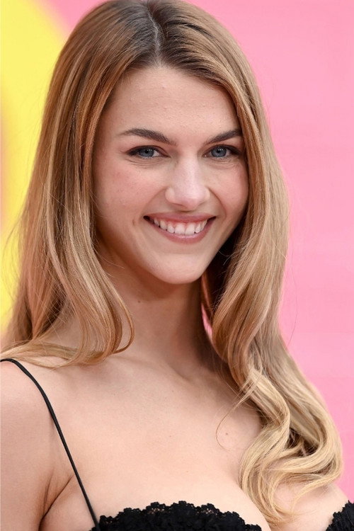 Kép: Chloe East színész profilképe