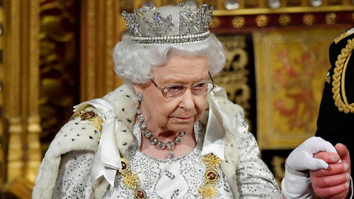 Elizabeth II : une vie de reine Backdrop Blur