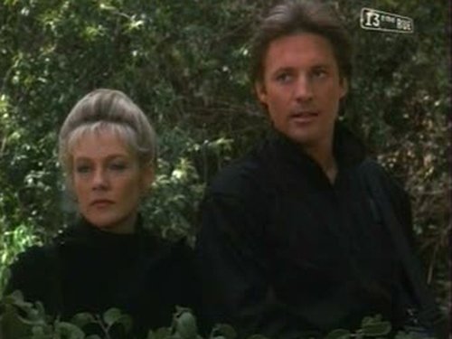 Escena del episodio 22 de la temporada 2 de la serie Scarecrow and Mrs. King