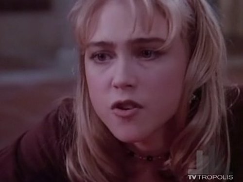 Escena del episodio 11 de la temporada 4 de la serie Beverly Hills, 90210