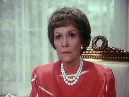 Escena del episodio 30 de la temporada 4 de la serie Falcon Crest