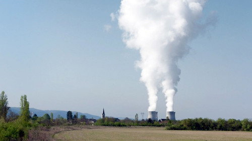 Nucléaire : Une solution pour la planète ? Backdrop Blur