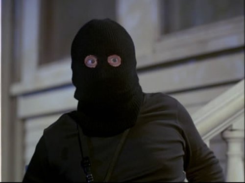 Escena del episodio 3 de la temporada 4 de la serie Magnum