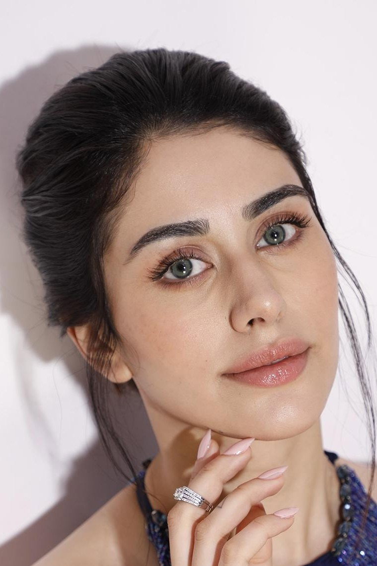 Hira Warina's poster