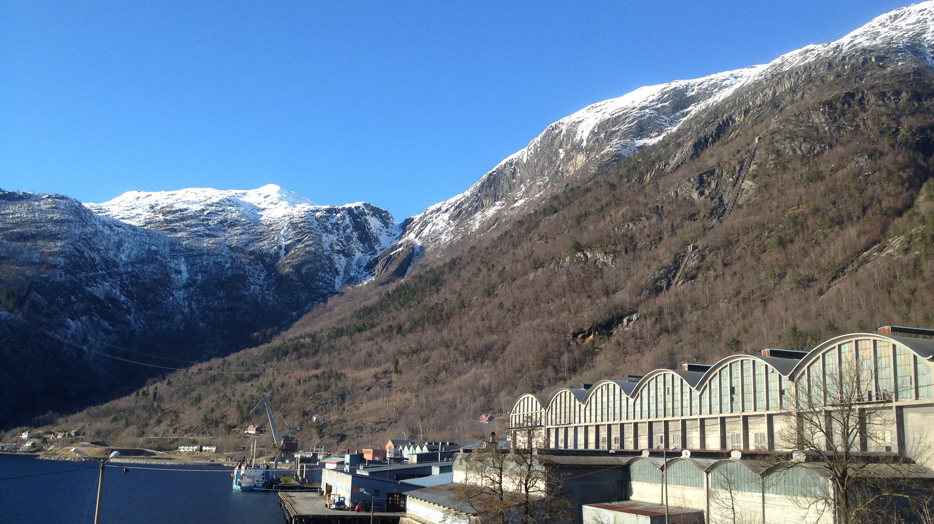 Frå solside til skuggeland? -Industristaden Ålvik i Hardanger's poster