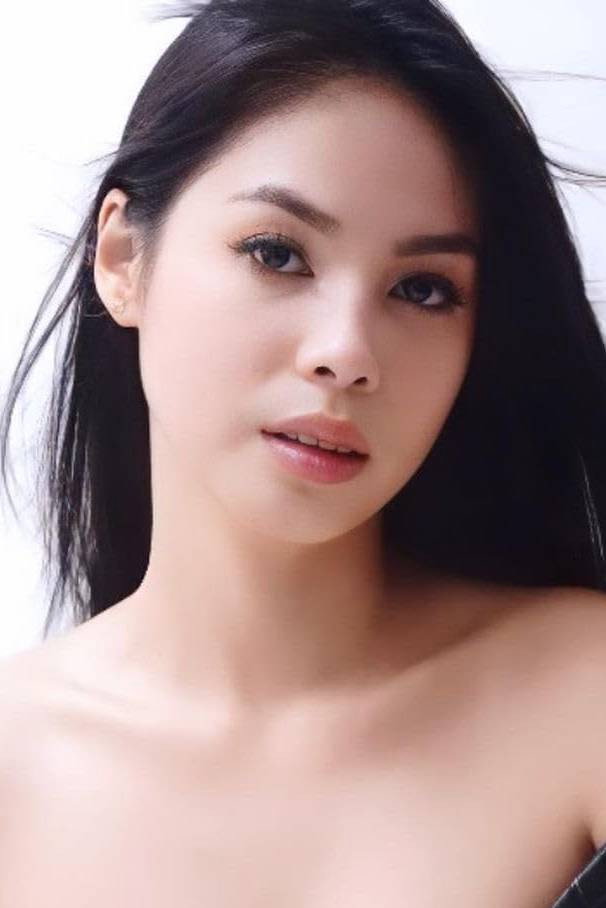 Amabella De Leon's poster