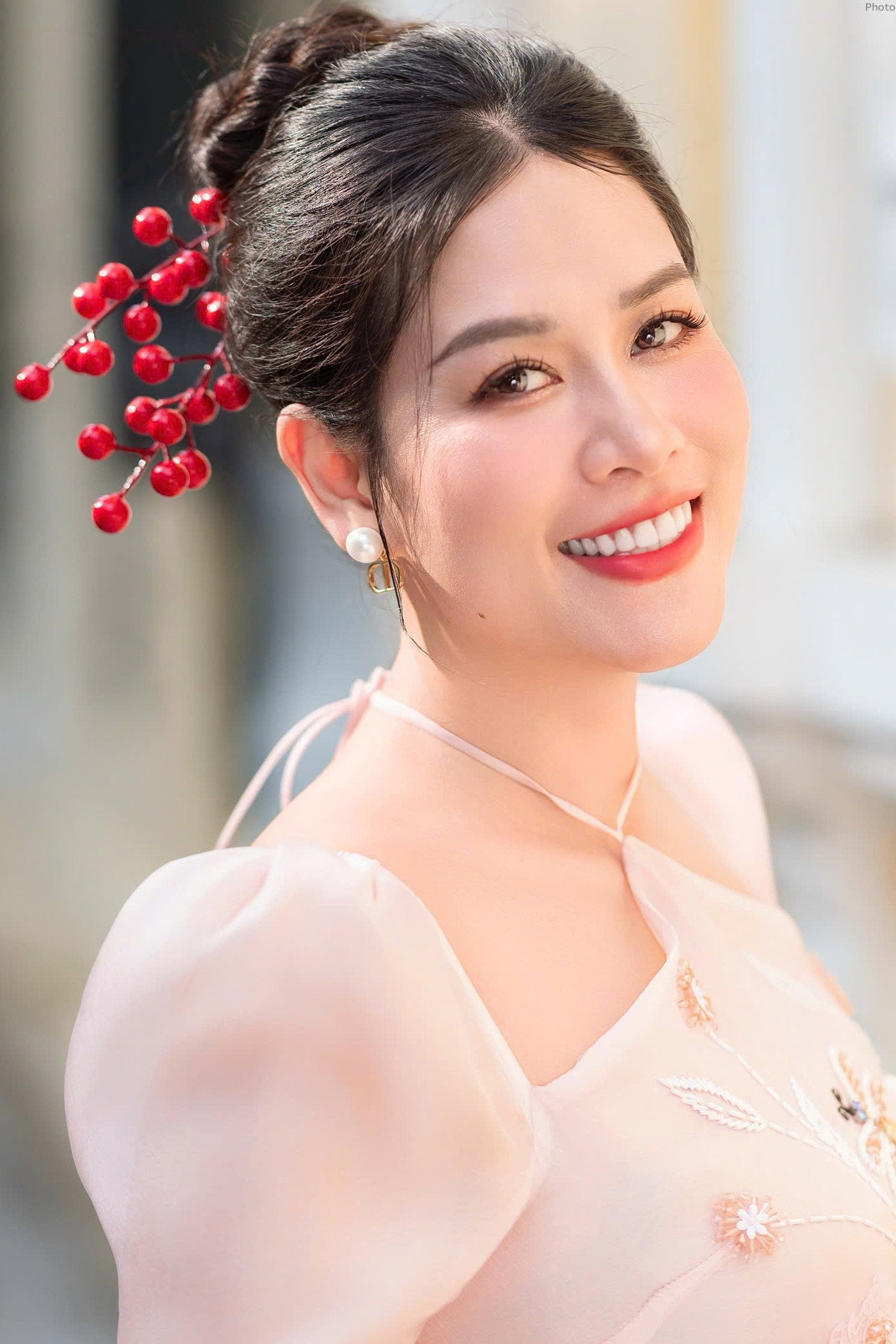 Hà Hương's poster