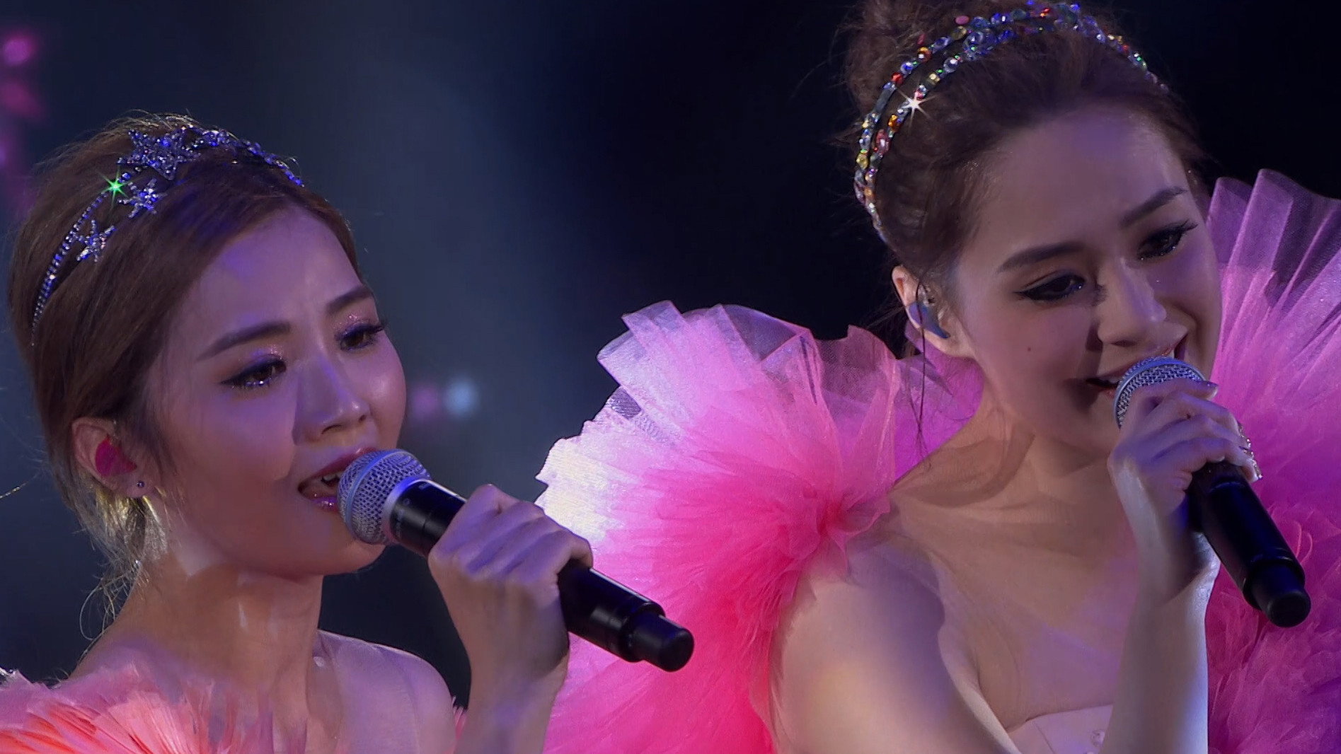 Twins LOL Live's poster