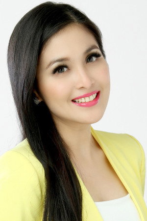 Sandra Dewi's poster