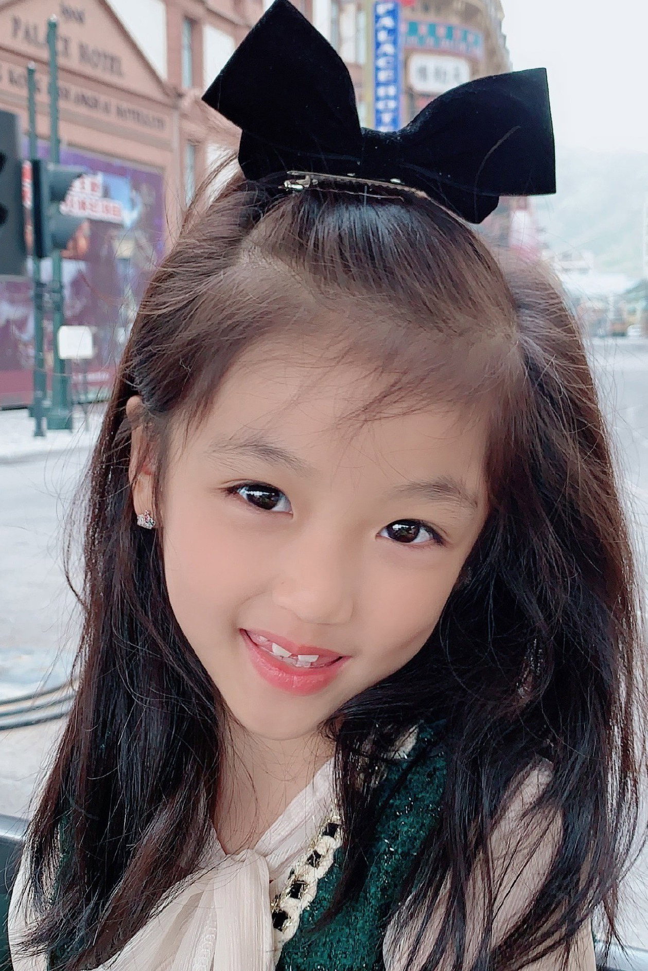 Luo Yichun's poster