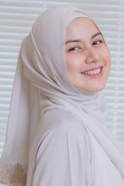 Lisa Surihani's poster