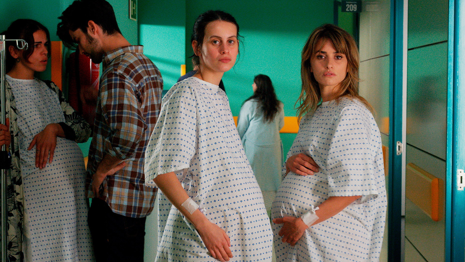 Parallel Mothers's poster